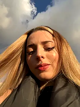 LoraaDoll online show from October 18, 2025, 1:13 pm