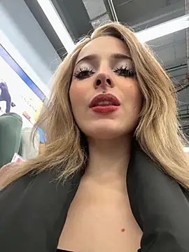 LoraaDoll online show from November 11, 2025, 4:13 pm