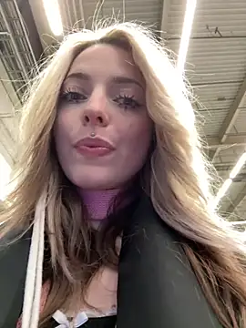 LoraaDoll online show from December 19, 2025, 3:25 pm