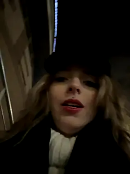 LoraaDoll online show from November 16, 2025, 3:06 pm