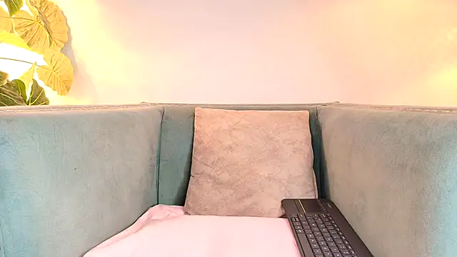 Fluffy Bubble21 online show from September 25, 2025, 3:23 am