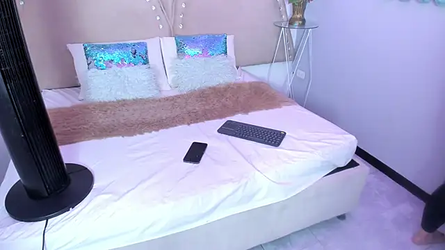 Miia Thompsonn online show from April 9, 2026, 3:52 am