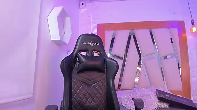 ary cooper  online show from October 25, 2025, 2:07 pm