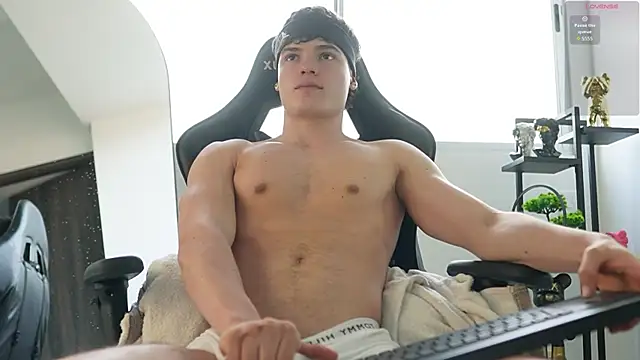 Max cortes1 online show from November 3, 2025, 9:29 pm