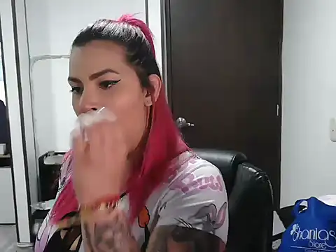 Snapshot of CarolinaRincon chatting on February 25, 2025, 10:53 pm CarolinaRincon online show from February 25, 2025, 10:53 pm