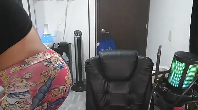 Snapshot of CarolinaRincon chatting on March 16, 2025, 2:21 am CarolinaRincon online show from March 16, 2025, 2:21 am