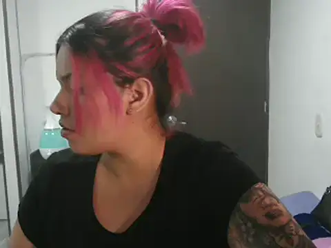 Snapshot of CarolinaRincon chatting on March 4, 2025, 12:29 am CarolinaRincon online show from March 4, 2025, 12:29 am