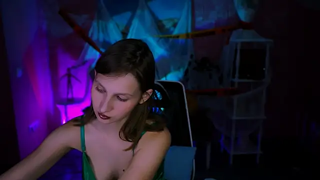 EllaHorton online show from November 1, 2025, 1:05 pm