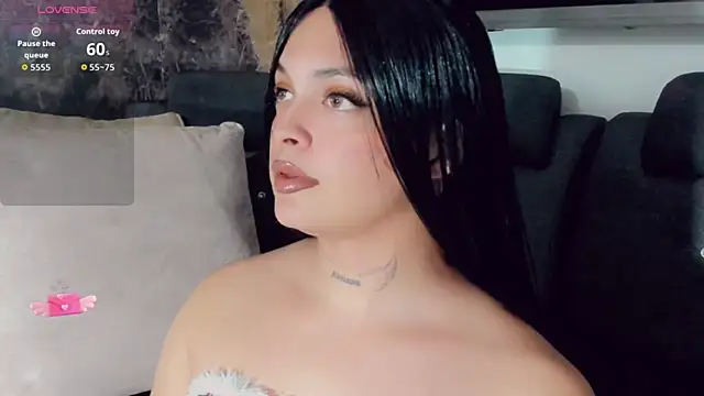 Emmaa Saenz  online show from June 20, 2026, 11:10 pm