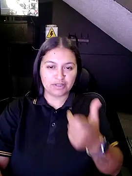 Mia oficial online show from December 4, 2025, 4:44 am