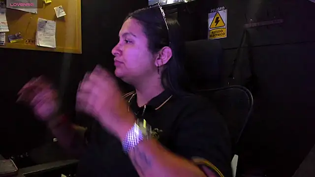 Mia oficial online show from December 19, 2025, 4:05 am