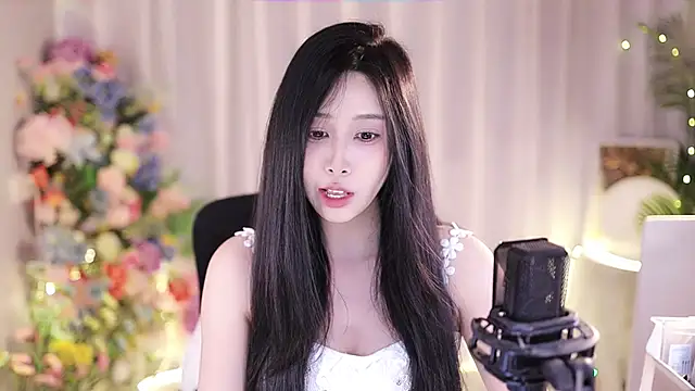 Snapshot of SleepArtist chatting on February 28, 2025, 4:20 pm SleepArtist online show from February 28, 2025, 4:20 pm