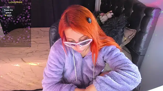 Violetaarey online show from April 21, 2026, 1:42 am