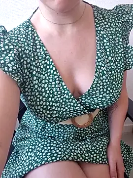 PetiteBrunette4 online show from May 26, 2026, 2:37 pm