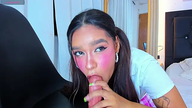 Snapshot of coraline_v chatting on November 6, 2025, 1:42 am coraline v online show from November 6, 2025, 1:42 am