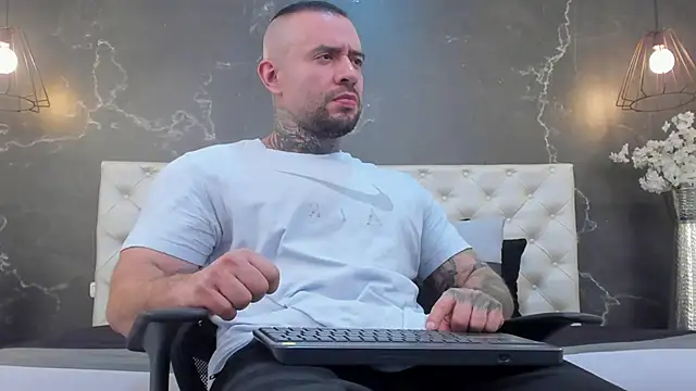 BruceDallas online show from February 5, 2025, 1:37 am