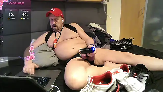 Snapshot of Poppersbate chatting on February 12, 2025, 9:01 pm Poppersbate online show from February 12, 2025, 9:01 pm