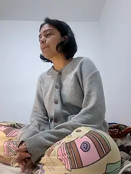 littlemelii online show from November 21, 2025, 4:17 pm