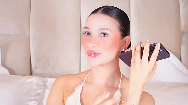 Snapshot of KiraKayleigh1 chatting on March 18, 2025, 9:43 pm KiraKayleigh1 online show from March 18, 2025, 9:43 pm