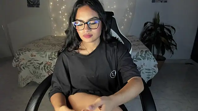 Riana Kean online show from November 12, 2025, 2:04 am