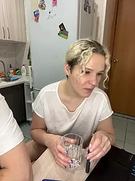 Snapshot of MrMrsRight chatting on February 6, 2025, 8:02 pm MrMrsRight online show from February 6, 2025, 8:02 pm