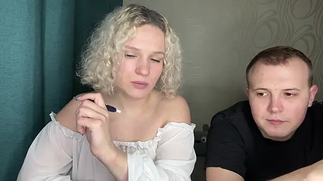 Snapshot of MrMrsRight chatting on February 14, 2025, 7:23 pm MrMrsRight online show from February 14, 2025, 7:23 pm