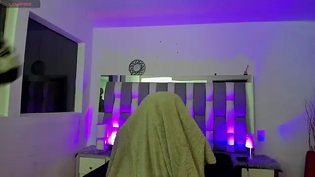 Megan wolf1  online show from March 15, 2025, 4:02 am