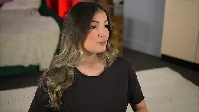 KellyMathews online show from June 4, 2026, 2:27 am