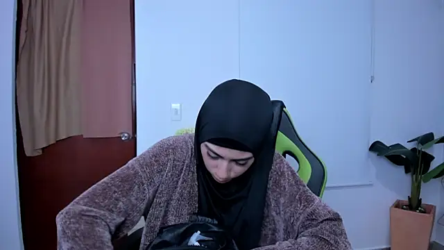 chaymae nah  online show from March 10, 2025, 8:01 pm