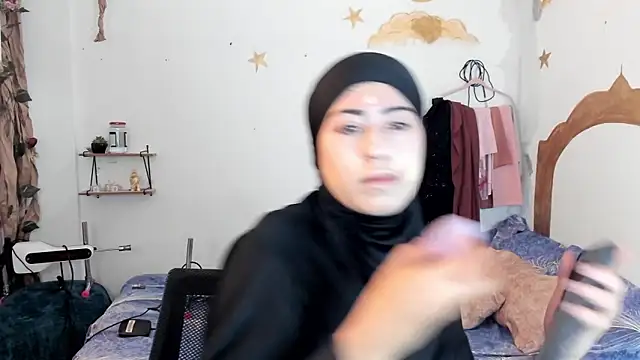 chaymae nah  online show from September 21, 2025, 6:13 pm