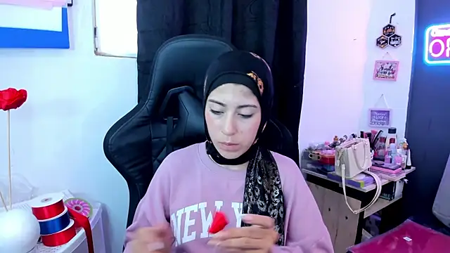 chaymae nah  online show from April 22, 2026, 2:02 pm