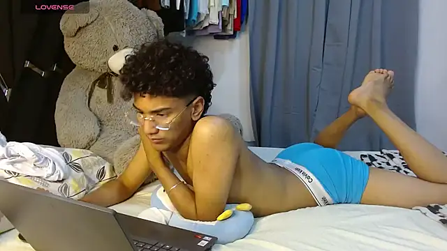 harrytwink18 online show from April 14, 2026, 6:57 pm