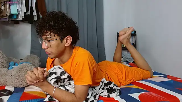 harrytwink18 online show from February 4, 2026, 4:40 am