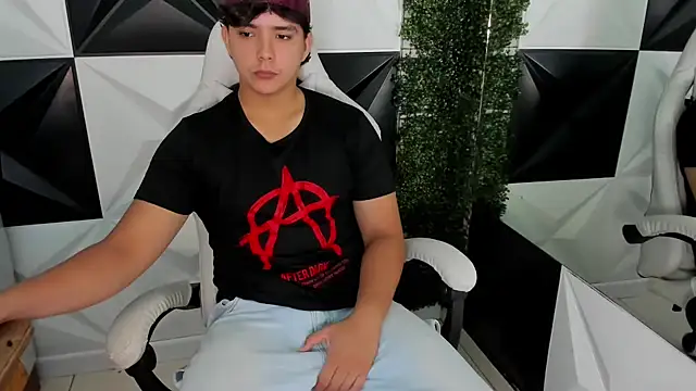 Dani cumboy online show from November 17, 2025, 3:27 pm