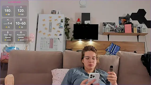 Girl alone home online show from November 20, 2025, 3:40 am