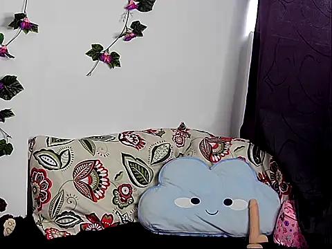 Loraine Ortiz online show from October 28, 2025, 5:45 pm