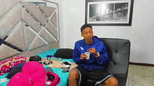 Snapshot of EvaxEmma chatting on February 14, 2026, 1:00 pm EvaxEmma online show from February 14, 2026, 1:00 pm