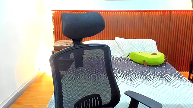 KatherineBond online show from December 15, 2025, 7:31 pm