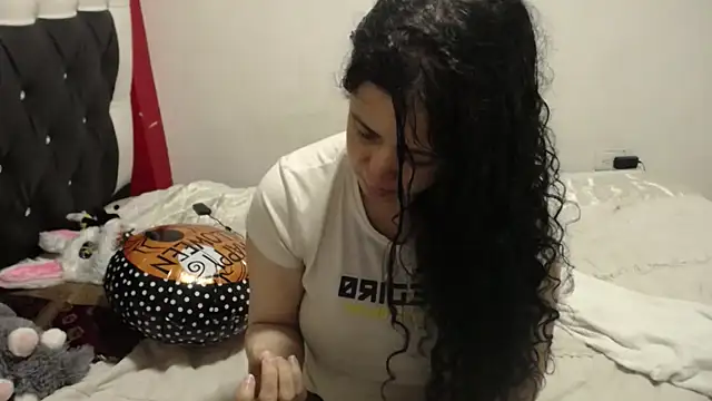 Katty Bones online show from November 10, 2025, 1:27 pm