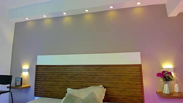 Adelehottman online show from March 6, 2026, 12:33 pm