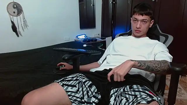 Snapshot of aaron_blug chatting on October 19, 2025, 2:14 am aaron blug online show from October 19, 2025, 2:14 am