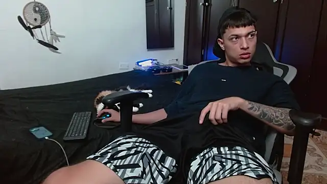 Snapshot of aaron_blug chatting on October 24, 2025, 10:31 pm aaron blug online show from October 24, 2025, 10:31 pm