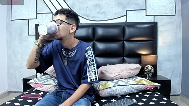 Derek and Skarlet online show from March 12, 2025, 11:32 am