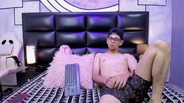 Derek and Skarlet online show from March 21, 2025, 5:23 pm