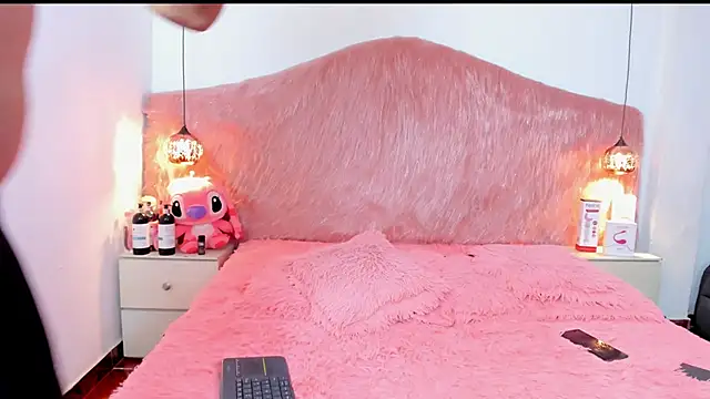 Derek and Skarlet online show from November 19, 2025, 6:19 pm