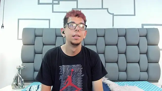 Derek and Skarlet online show from September 16, 2025, 3:02 pm