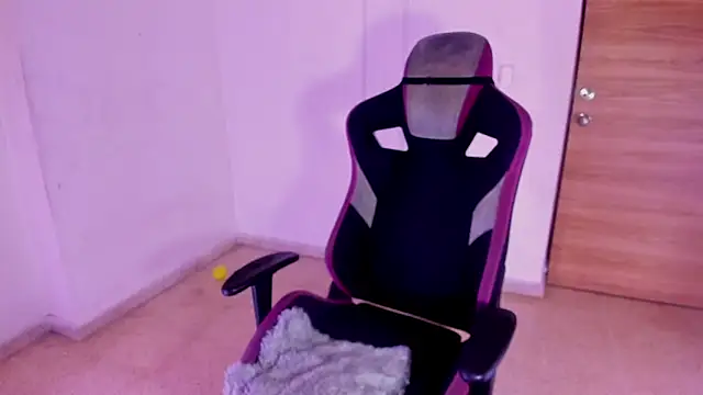 carolinemiller7 online show from October 25, 2025, 4:11 am