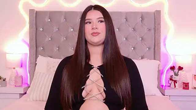 JuliaSUMMERS2022 online show from February 13, 2026, 11:05 pm