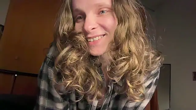 Snapshot of MikkyMoony chatting on October 25, 2025, 7:25 pm MikkyMoony online show from October 25, 2025, 7:25 pm