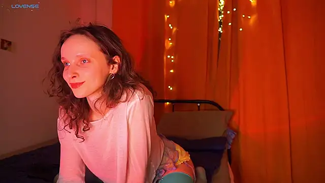 Snapshot of MikkyMoony chatting on December 4, 2024, 12:57 am MikkyMoony online show from December 4, 2024, 12:57 am